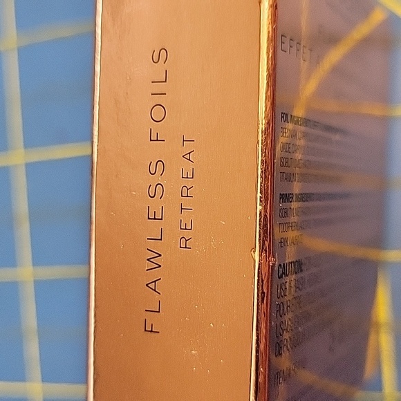 Revolution Flawless Foils Retreat Eyeshadow New - Picture 3 of 3